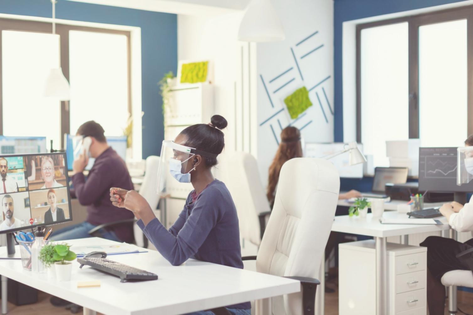 Uczestnicy warsztatów kulinarnych podczas wspólnego przygotowywania zdrowych posiłków